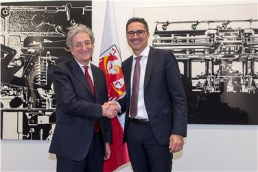 Stretta di mano: foto ufficiale per il presidente Kompatscher e il viceministro Morando