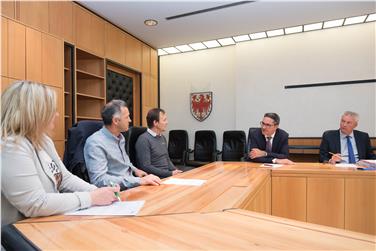 Il presidente Kompaztscher durante l'incontro con i rappresentanti di guide alpine e di sci-escursionismo (Foto USP/ohn)