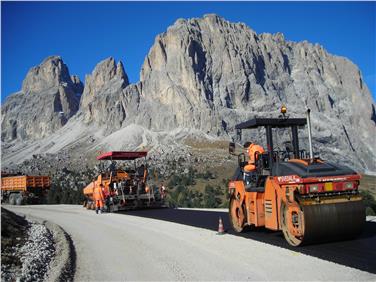 La Provincia punta a un programma di costruzione e manutenzione delle sovrastrutture stradali, che permetta di risolvere i problemi con il minor dispendio possibile (Foto: USP/Ufficio Geologia e Prove Materiali)