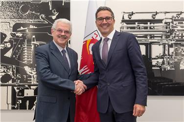 Stretta di mano: il presidente Arno Kompatscher e l'ex commissario del Comune di Bolzano, Michele Penta