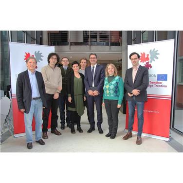 Il presidente Arno Kompatscher assieme ai ricercatori altoatesini che beneficiano del sostegno economico del Fondo Euregio per la ricerca scientifica