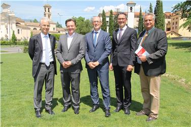 I tre presidenti dell'Euregio, Kompatscher, Rossi e Platter, assieme ai due ricercatori che hanno condotto l'indagine Euregio Monitor