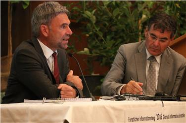 Per l'assessore provinciale Schuler (a sx) assieme al direttore della Ripartizione Foreste Profanter, la gestione degli habitat naturali dovrà continuare ad essere uno dei compiti primari