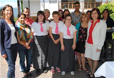 Foto di gruppo dei partecipanti al corso con Ulrike Vedovelli (prima a sin.) direttrice della Scuola