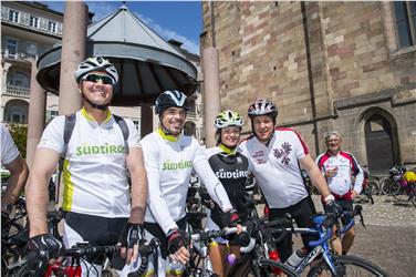 Il team Alto Adige, con il presidente Arno Kompatscher, alla partenza della Bolzano-Merano-Bolzano