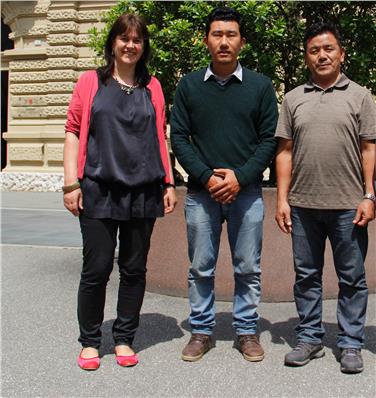 I due tecnici agrari del Ministero degli Interni del Governo tibetano in esilio in India, Dhondup Tsering e Tenzin Losel, a Bolzano, qui ritratti assieme a Alexandra Pöder dell'Ufficio Affari di Gabinetto