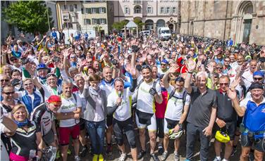 Foto di gruppo a Bolzano, assieme al presidente Arno Kompatscher, per i partecipanti all'Alpen Radtour