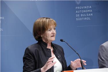 L'assessora Stocker nel corso della conferenza stampa