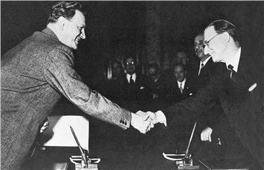 Stretta di mano: Alcide Degasperi e Karl Gruber, i due "padri" dell'Accordo di Parigi che rappresenta la Magna Charta dell'autonomia altoatesina