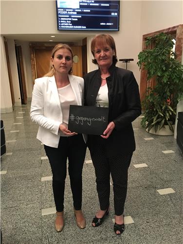 La presidente della Commissione provinciale per le pari opportunità Oberhammer (a sx) e l'assessora Stocker sostengono campagna online contro la violenza sulle donne (Foto: USP/Servizio Donna)