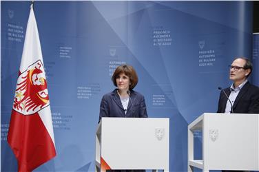 L'assessora alla famiglia Waltraud Deeg e Gerhard Mair durante la presentazione del programma