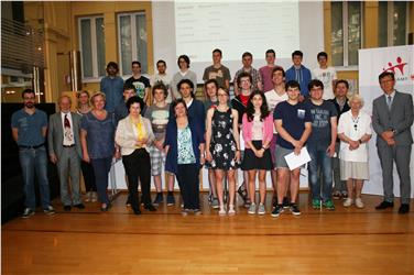 Studenti e professori nella tradizionale foto di rito con l'Ispettrice Marta Herbst e l'Intendente scolastico in lingua tedesca Peter Höllrigl
