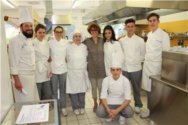 Foto di gruppo degli allievi con i loro docenti al termine della prova pratica per la qualifica