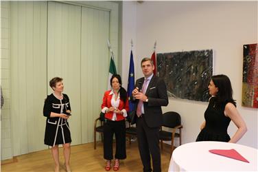 Il vernissage della mostra di Patrizia Deflorian nella sede dell'Euregio a Bruxelles inaugurata dall'europarlamentare regionale Dorfmann