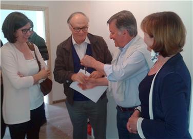 Consegna delle chiavi in vicolo Lageder a Bolzano: Manuela Frasnelli, il direttore di Volontarius Claude Rotelli, Hellmuth Frasnelli e l'assessora Martha Stocker