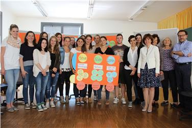L'assessora Deeg con la classe della scuola Arendt