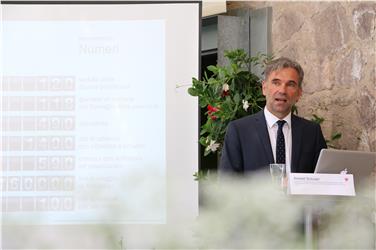 L'assessore Schuler nel corso del colloquio con i media a Merano (Foto USP/Tumler)