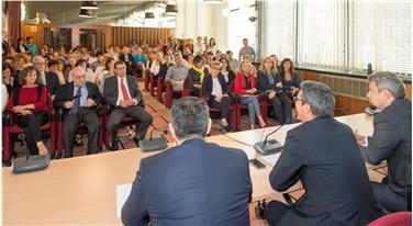 L'incontro di Kompatscher con il personale della Regione