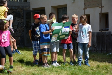 Giocando assieme i ragazzi superano le barriere linguistiche (Foto USP/scuola Vallelunga)