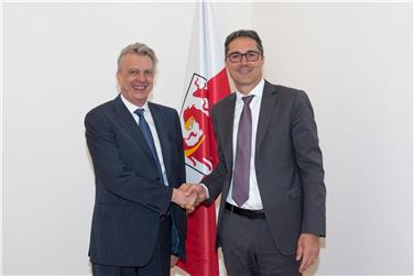 Il presidente Arno Kompatscher con il nuovo presidente del Consiglio, Roberto Bizzo (Foto USP/ohn)