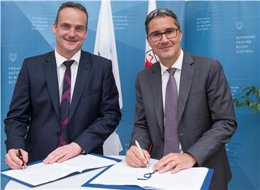 I presidenti Paasch e Kompatscher firmano l'accordo di cooperazione (Foto USP/ohn)