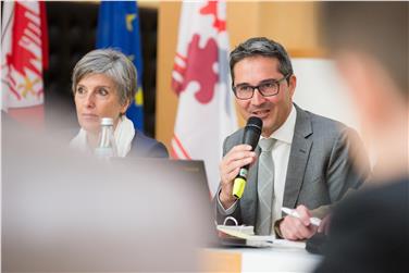 Il presidente Arno Kompatscher e Carmen Springer, direttrice dell'Ufficio pianificazione e trasporto merci