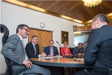 Il presidente Kompatscher con la delegazione della minoranza slovena (Foto USP/ohn)