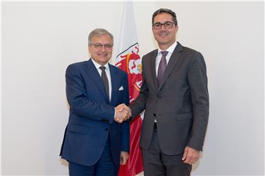 Commiato del delegato economico austriaco Berger dal presidente Kompatscher (Foto USP/ohn)