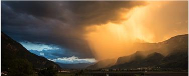 Il sistema di rilevamento fulmini del Servizio Meteo provinciale in giugno ha registrato oltre 15.500 fulmini. Qui un temporale nella valle del'Adige il 17 giugno