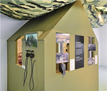 Uno degli allestimenti che compongono la mostra temporanea "Turismo & Guerra"