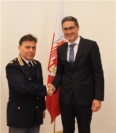 Kompatscher saluta il nuovo comandante della Polizia stradale Costantino Capuano - Foto: USP/mgp