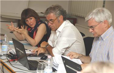 L'assessora Deeg e il presidente del Consiglio dei Comuni Schatzer (al centro) durante l'incontro sull'assistenza all'infanzia (Foto USP/kl)