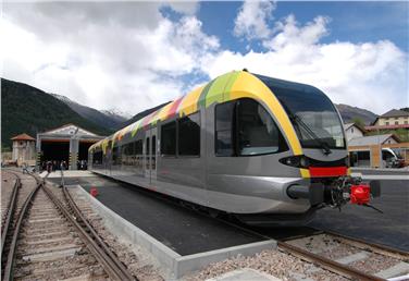 Un treno in servizio lungo la Merano-Malles: in futuro la linea sarà elettrificata