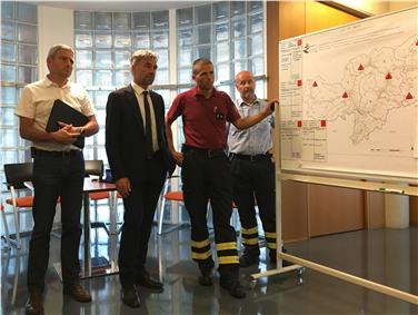 Protezione civile: l'assessore Arnold Schuler a colloquio con Wolfram Gapp, Florian Schroffenegger e il comandante del Corpo permanente dei Vigili del fuoco Ernst Preyer
