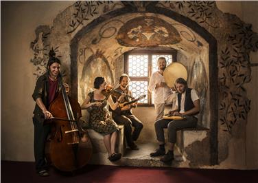 Con un concerto al Centro climatico di Predoi, il 23 luglio il quintetto “Opas Diandl” aprirà la rinnovata rassegna “Musica al museo delle miniere” (foto: www.steffen-jaenicke.de)