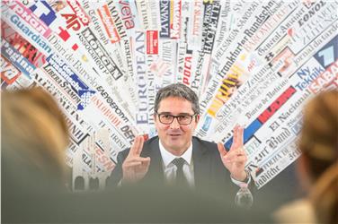 Alto Adige ponte in Europa: il presidente Arno Kompatscher durante l'incontro di Roma presso l'Associazione della stampa estera (Foto USP/ohn)