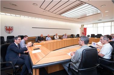 L'incontro a Palazzo Widmann fra Kompatscher e la delegazione dei protezionisti altoatesini (Foto USP/ohn)