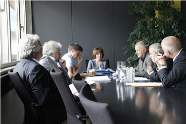 L'assessora Deeg nell'incontro con il nuovo presidente ICT Schäfer (alla sua sinistra) - Foto USP/Greta Stuefer