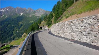 Negli ultimi cinque anni lungo la strada di Passo Rombo sono stati costruiti muri parapetto su una lunghezza di 1.660 metri e posizionati guardrail in un tratto di 2.110 metri (Foto: Ripartizione Servizio Strade)