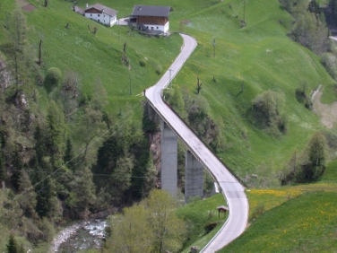 La nuova struttura metallica del ponte sulla strada per Corvara/Passiria sarà messa in opera il 28 luglio. Per consentire l'esecuzione dei lavori il tracciato sostitutivo non sarà transitabile tra le ore 10 e le 18