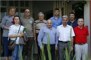 L'assessore provinciale Schuler (2.da dx) riceve la delegazione rumena al Centro Laimburg. (Foto: USP/ mac)