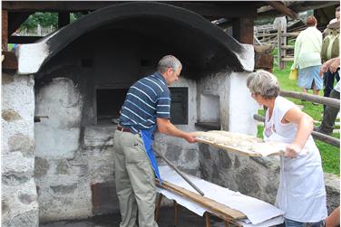 Una suggestiva immagine della preparazione del pane al Museo degli usi e costumi di Teodone