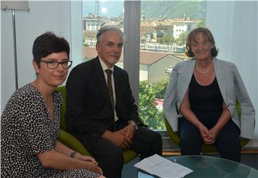Il presidente dell'Associazione Hugo Daniel Stoffelal con l'assessora Martha Stocker e la direttrice dell'Ufficio per la Tutela dei minori e l'inclusione sociale, Petra Frei