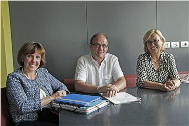 L'assessora Waltraud Deeg con Johann Neumair e l'assessora comunale Monica Franch