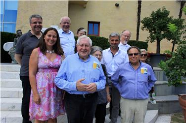 Il presidente di Trauttmansdorff Schuler (terzo da destra) e la curatrice Kompatscher (a sinistra) con Biber, van Staa, Vogel ed Erd