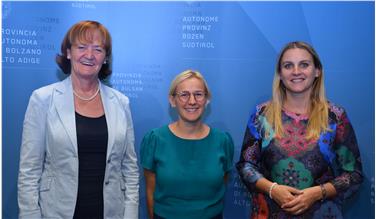 La nuova coordinatrice Astrid Wiest (al centro) con l'assessora Martha Stocker e la presidente della Commissione pari opportuità, Ulrike Oberhammer
