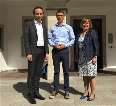 Riconoscimento di titoli di studio tedeschi e formazione professionale al centro dello scambio di idee fra l'assessore Philipp Achammer e il sottosegretario tedesco Stefan Müller (Foto: USP/Dip. Cultura Tedesca)