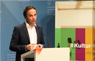 I criteri attuativi della Legge di incentivazione riferiti alla Cultura tedesca sono stati illustrati dall'assessore provinciale Philipp Achammer (Foto:USP/I.Dejaco)