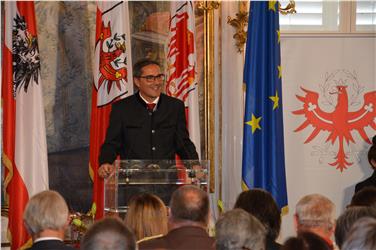Un grazie che non conosce confini: il presidente altoatesino Arno Kompatscher durante la consegna delle medaglie al merito del Tirolo (Foto Land Tirol/Sax)