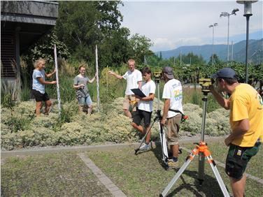 I partecipanti, Evi Tschager, Claudia Oberhofer, Moritz Griesser, Felix Unterhofer, Dominik Gaiser, Florian Unterhofer durante la fase di preparazione presso la scuola Laimburg.